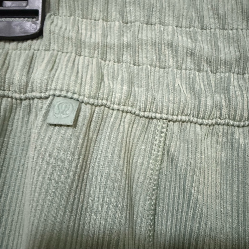 Lululemon Ribbed Softstreme Mid-Rise Wide-Leg Cropped Pant 25"
Palm Court Size 6 - Picture 12 of 12